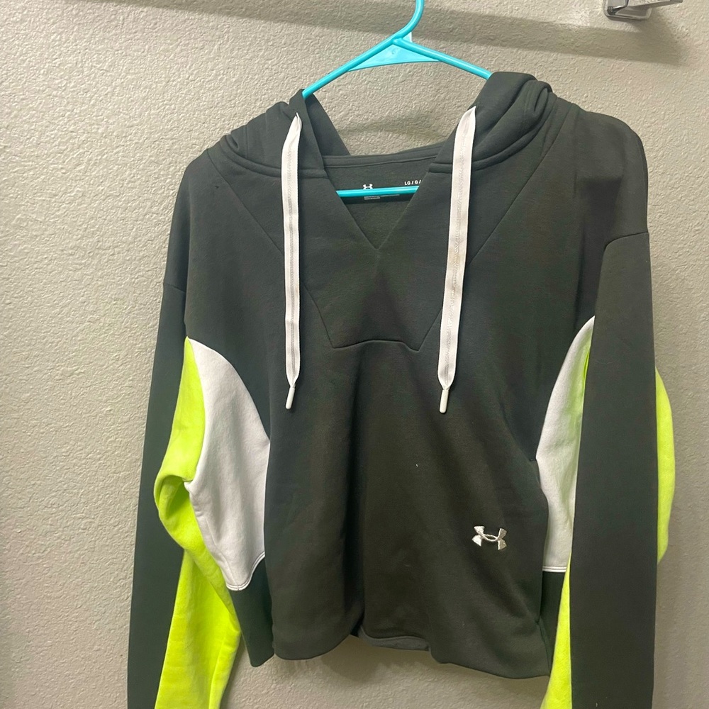 Under Armour large women’s crop hoodie
